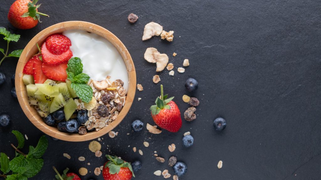 Oatmeal with berries and nuts – a heart-healthy breakfast for seniors