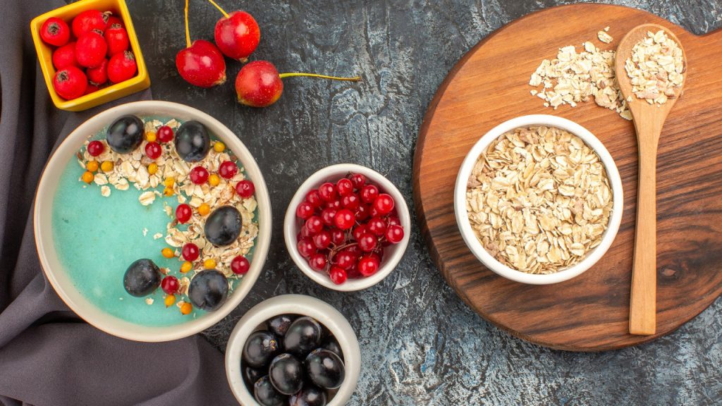 Senior nutrition – fiber-rich oatmeal with berries and nuts